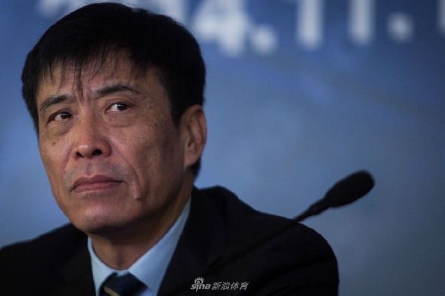 初代邓布利多军正遭到近代史上最危险的黑巫师军团威胁，两方之间势必掀起一场撼天动地的魔法对决